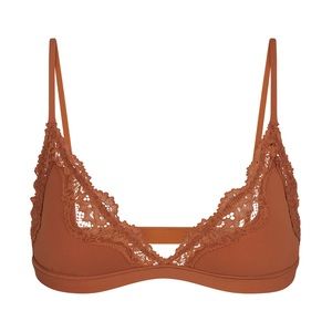 SKIMS FITS EVERYBODY LACE
TRIANGLE BRALETTE in Bronze